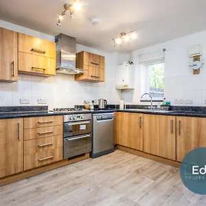  Holiday home Centre Townhouse, Sleeps 8, Free Parking
