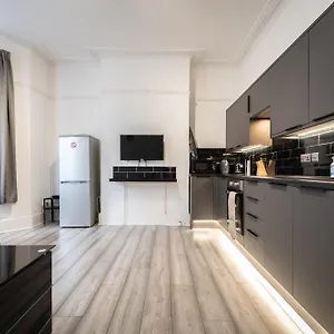  Apartment Newly Renovated 2 Bed Ground Floor Flat